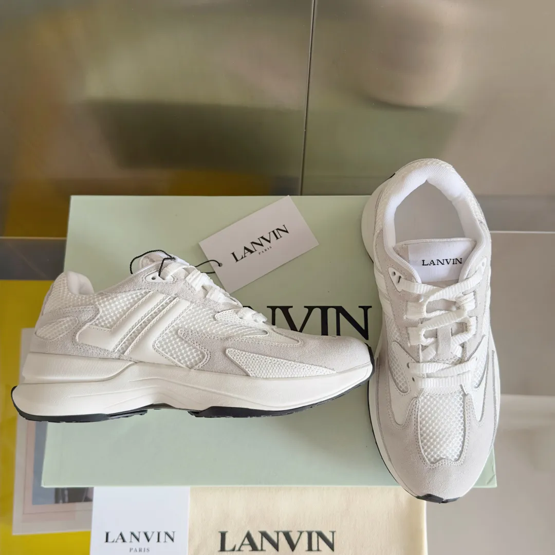 Top version: Couple model 290 Lanvin Lanvin's latest Jla series Couple model Mesh Thick sole Casual sports shoes Running shoes Original purchase, development and production This men's and women's sports shoes are light and comfortable, and the mesh design makes the uppers lighter. They are not afraid of stuffy feet, and the shoes look fashionable when paired with skirts and trousers. The upper is decorated with LANVIN's classic •J logo. The curved lines pay tribute to the circular element of the LANVIN logo, showing the brand's ingenuity. This shoe combines sports, fashion and craftsmanship. The delivery counter has exquisite packaging 🛍📦 ▪️ Fabric: Original customized mesh + cowhide ▪️ Lining: Original imported breathable mesh ▪️ Sole: Exclusive molded foam + TPU material ▪️ Bottom thickness: 4CM ▪️ Size: Women's 35-41 / Men's 39-45